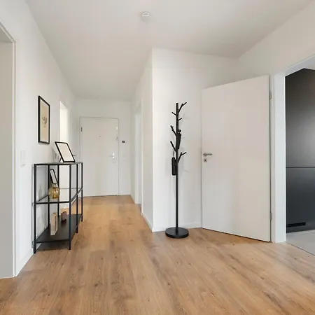 *top* Moderne - Naehe Koeln: Dom, Messe, Flughafen, Lanxess-arena