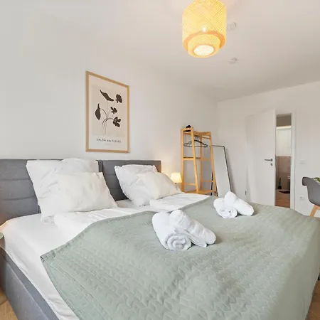 *top* Moderne - Naehe Koeln: Dom, Messe, Flughafen, Lanxess-arena