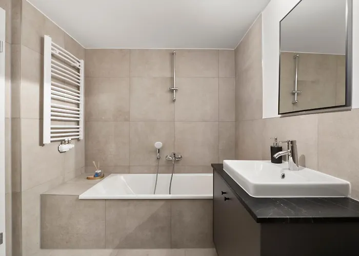 *top* Moderne - Naehe Koeln: Dom, Messe, Flughafen, Lanxess-arena Μπέργκις Γκλάντμπαχ