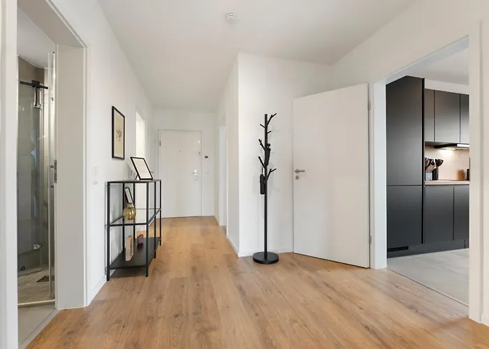 *top* Moderne - Naehe Koeln: Dom, Messe, Flughafen, Lanxess-arena