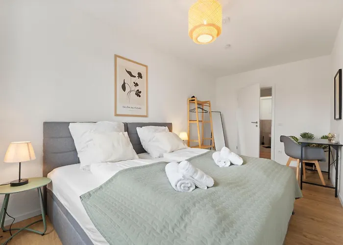 *top* Moderne - Naehe Koeln: Dom, Messe, Flughafen, Lanxess-arena