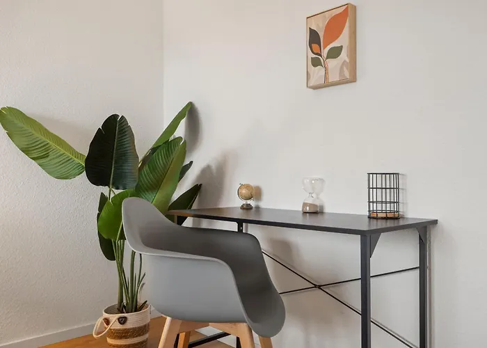 *top* Moderne - Naehe Koeln: Dom, Messe, Flughafen, Lanxess-arena